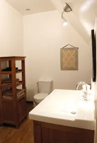 Spacious and bright 2-bedroom apartment – station & center - Image 5