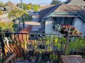 Charming Carriage House-Great Location + King Bed. - Image 2