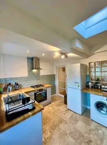 Renovated Home near Salisbury Centre & Nearby Parking - Image 5