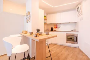 Bright home with sea view, pool & spa membership - Image 5