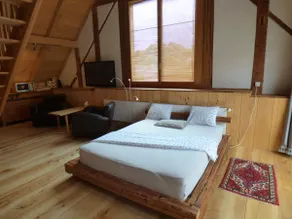 Farmhouse room with lovely charm - Image 5