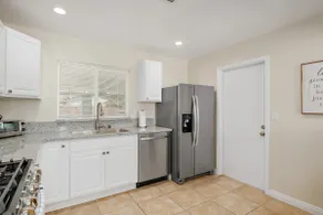 Newly Renovated 4B/2Bth Great Spot for Work or Fun - Image 4