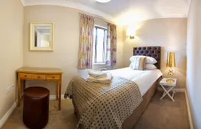 3 bedroom 2 bathroom Central Luxury Apartment - Image 4