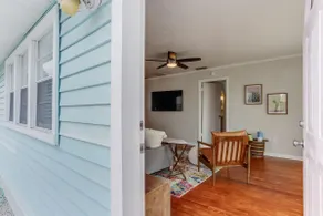 Wrenn Beach Shack - Image 4