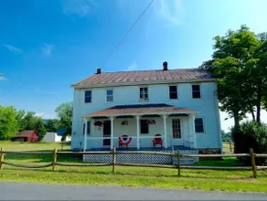 Happy Hen Loft minutes from Gettysburg sleeps 8 - Image 2