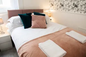 Highcliffe Ebony Suite - Beachfront - 1 bed - sleeps 4 - Image 3