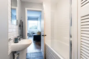 Stunning 1BD flat, minutes from the beach front! - Image 5