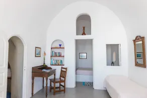 Traditional Family Villa with Caldera View - Image 2