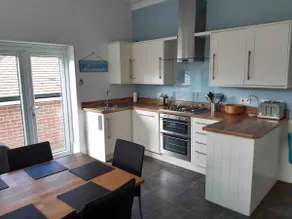 The White House, 1 min walk to beach & dogfriendly - Image 3
