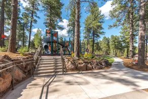 Centrally located Luxury Oasis:18 Beds & Big Yard! - Image 2