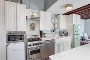 Sunset Bliss- stylishly renovated, 3 min to beach - Image 5
