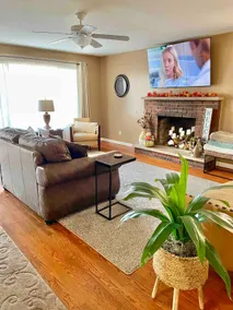 Clean, spacious 3 bdrm, 1.5 bath home in a safe location - Image 2