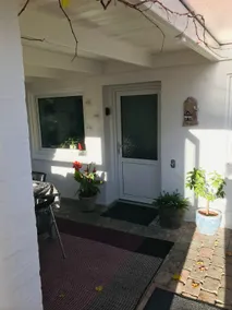 Cozy apartment with private outdoor living room & parking - Image 5