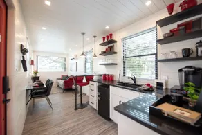 The Merlot House-Container Home 12 min to Magnolia - Image 3