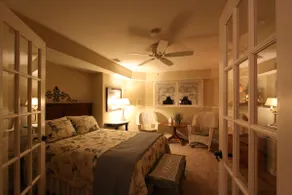 Spacious Suite with Lake View - Image 4