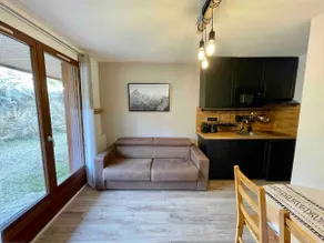 Cozy apartment overlooking a quiet garden level - Image 5