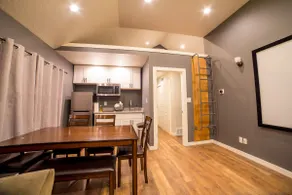Adorable 2-bedroom guesthouse + loft w/ parking - Image 5