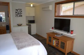 Best of Both Worlds Studio Apartment - Image 5
