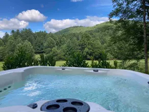 Cabin on 3+ acres, pvt creek, mtn views, hot tub - Image 3