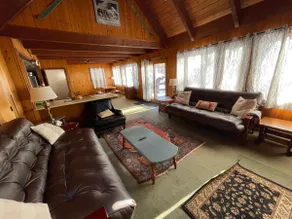 Classic Chalet w/Hot tub + king beds, Mtn 5 mins - Image 3