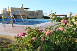 HUGE POOL in LUXURIOUS residency - Image 5