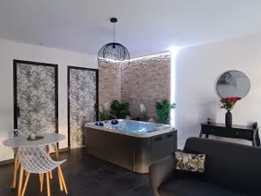 Escape with indoor Jacuzzi - Image 2