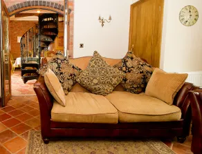 Coach House at Oaks Barn Farm Alcester with optional hire Salt water hot tub - Image 5
