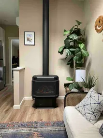 Cozy 1 bedroom place with indoor fireplace & patio - Image 3