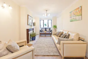 Z Lux 4 bed House (Sleeps 8) beside Train Station - Image 2