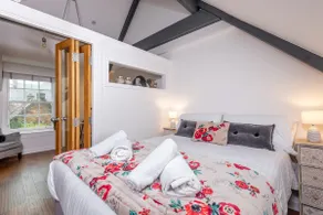 Gorgeous ‘WeeLoft’ Central St Andrews apartment - Image 2