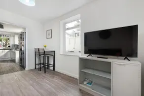 Spacious 5-Bedroom 2-Bath Home in Stanwell - Image 3