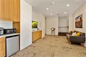 Centrally located Luxury Oasis:18 Beds & Big Yard! - Image 4