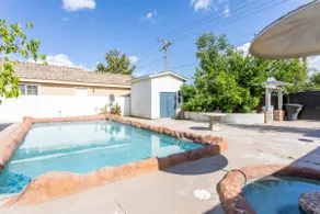 LUX POOL BBQ large 8BEDS Home - Image 3