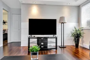 Renovated 2 Bdrm with Parking minutes to Downtown - Image 2