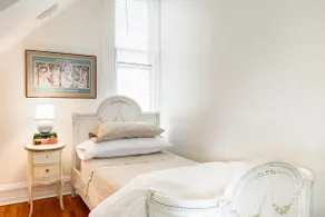 Charming, Sunny Apartment with Backyard Garden - Image 2