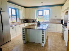 Irish Isle Oasis: Spacious 5-Bedroom Retreat - Image 2