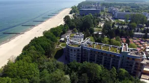 Large beachfront apartment with side view of - Image 3