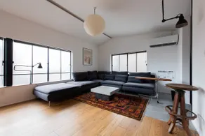 Kamin | Curated Modern 3 Bedroom Home with Parking - Image 3