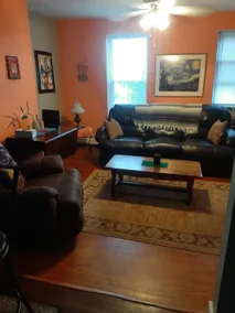 Beautifully renovated three bedroom - Image 2