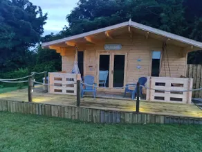 Luxury log cabin with wood fired hot tub - Image 3