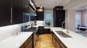 Chicago's Bridgeport Brownstone w/Garage Parking - Image 3