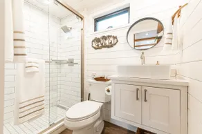 Deer Creek Tiny Container Home-12 Min to Magnolia - Image 3
