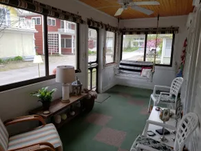 Wonderful Cottage 3 Blocks from the Lake/Downtown - Image 2