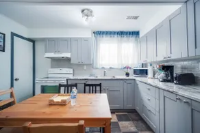 cozy 2 bedrooms semi-basment. Close to downtown - Image 2