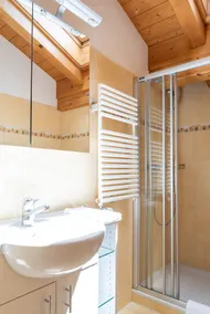 Spacious alpine-chic apartment for up to 10 people - Image 3