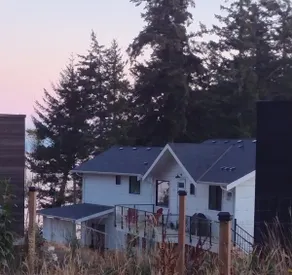 Idyllic Oceanfront Suite, Metchosin. - Image 3
