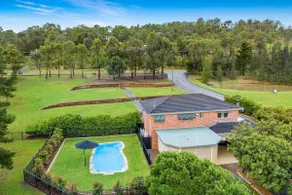 Lovedale Alpaca Stay, fire pit, sleeps 12 - Image 5