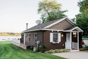 Treloar Lakeside Cottage - Image 3