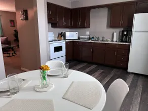 Apt 3 Comfortable and Convenient - Image 5