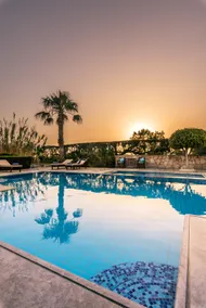 Luxury villa by the pool in Crete - Image 4
